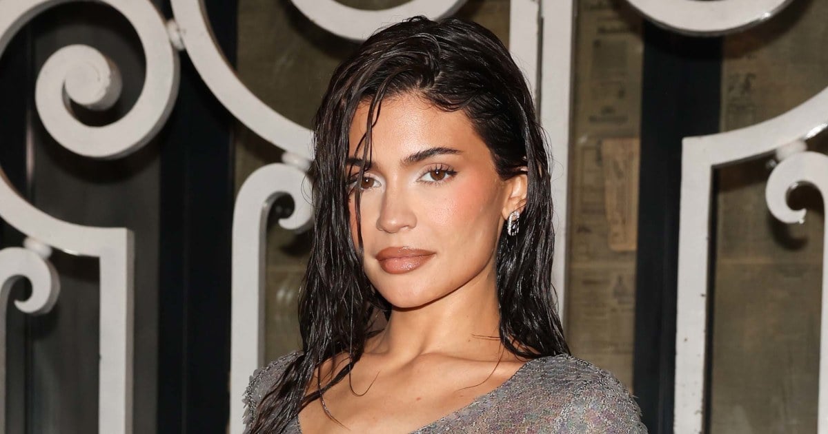 Featured image for "Kylie Jenner's New Hairstyle Channels Mom Kris Jenner"