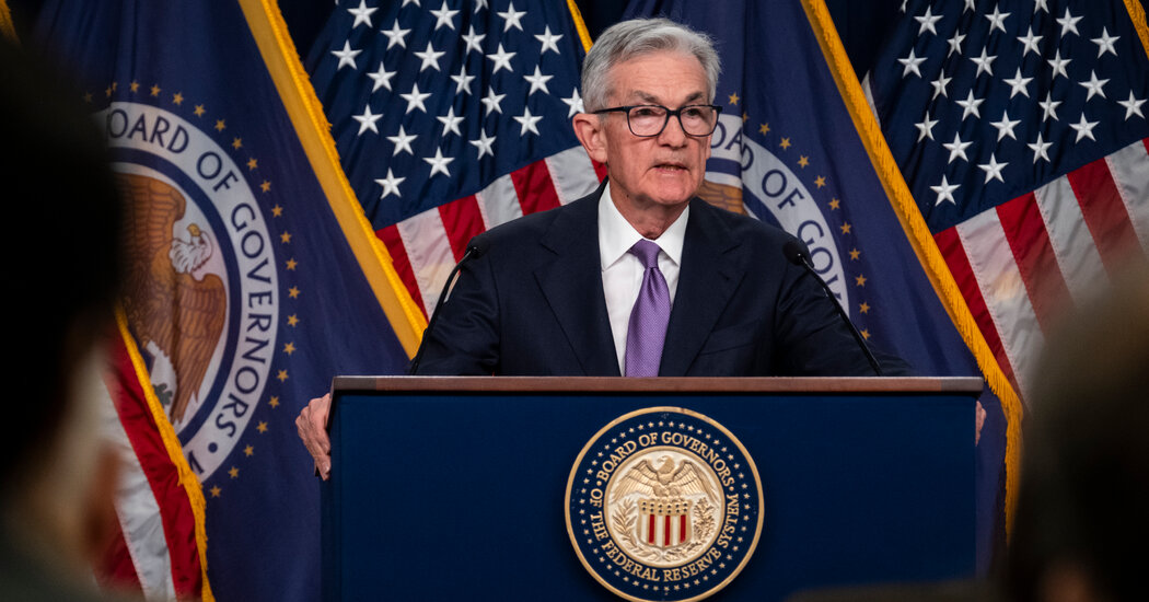 "Federal Reserve Faces Pressure to Cut Interest Rates Despite Strong Economy"