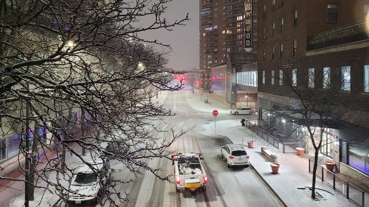 "Iowa Braces for Heavy Snowfall and School Closures Amid Winter Storm"