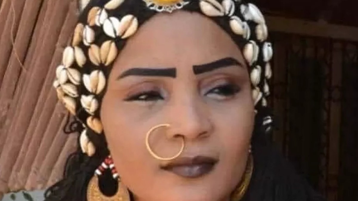 Sudanese singer Shaden Gardood dies in crossfire.