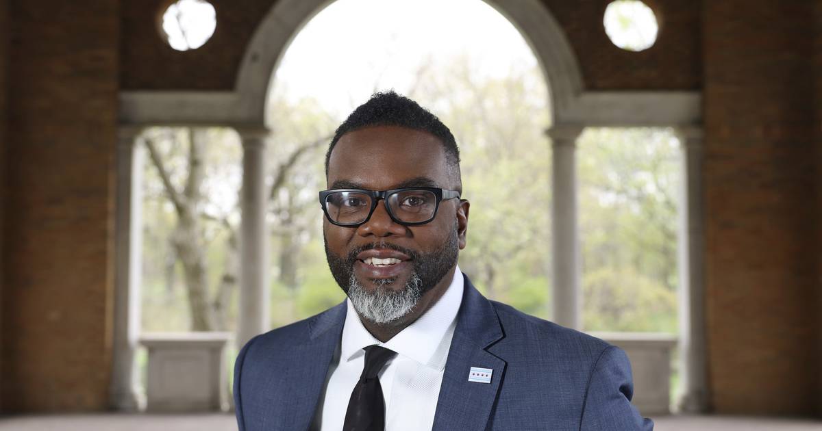 "Brandon Johnson faces challenges as Chicago's new progressive mayor"