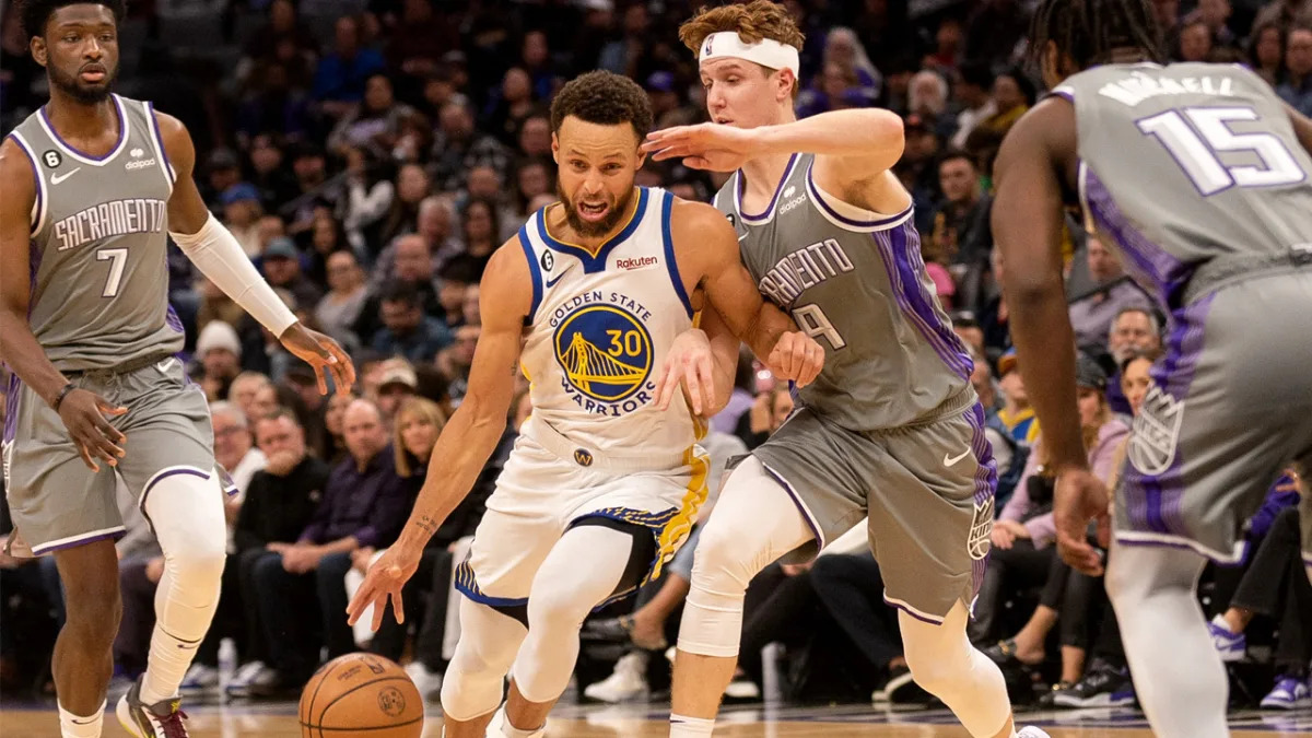 "Warriors and Kings Face Off in Intense Playoff Showdown"