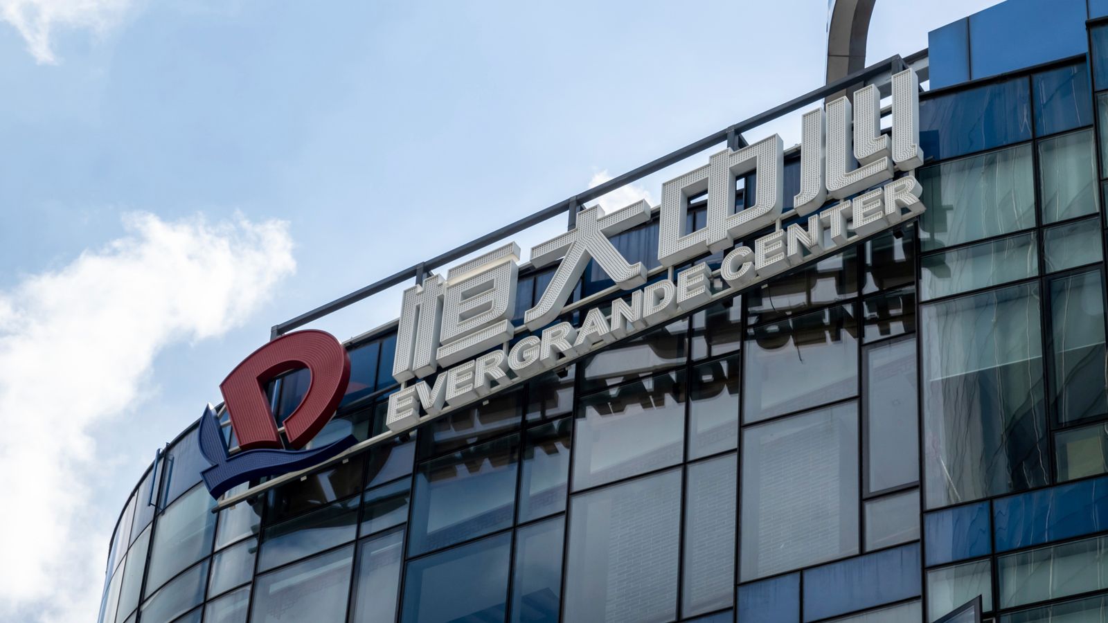 Featured image for China Evergrande: Arrests and Plunging Shares Shake World's Most Indebted Property Developer