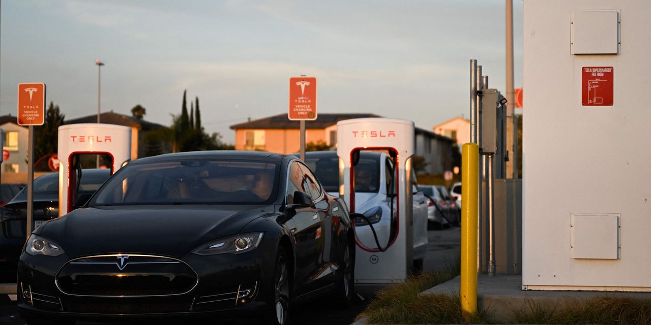 Featured image for US Households Turn Away from Stocks, Leaving Markets Vulnerable.