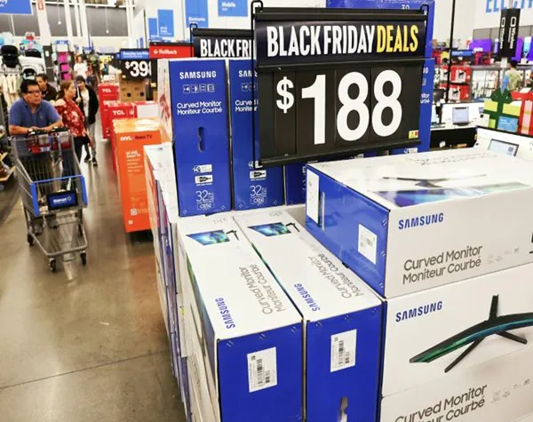 Black Friday Sparks Consumer Spending Surge Amid Economic Pressures