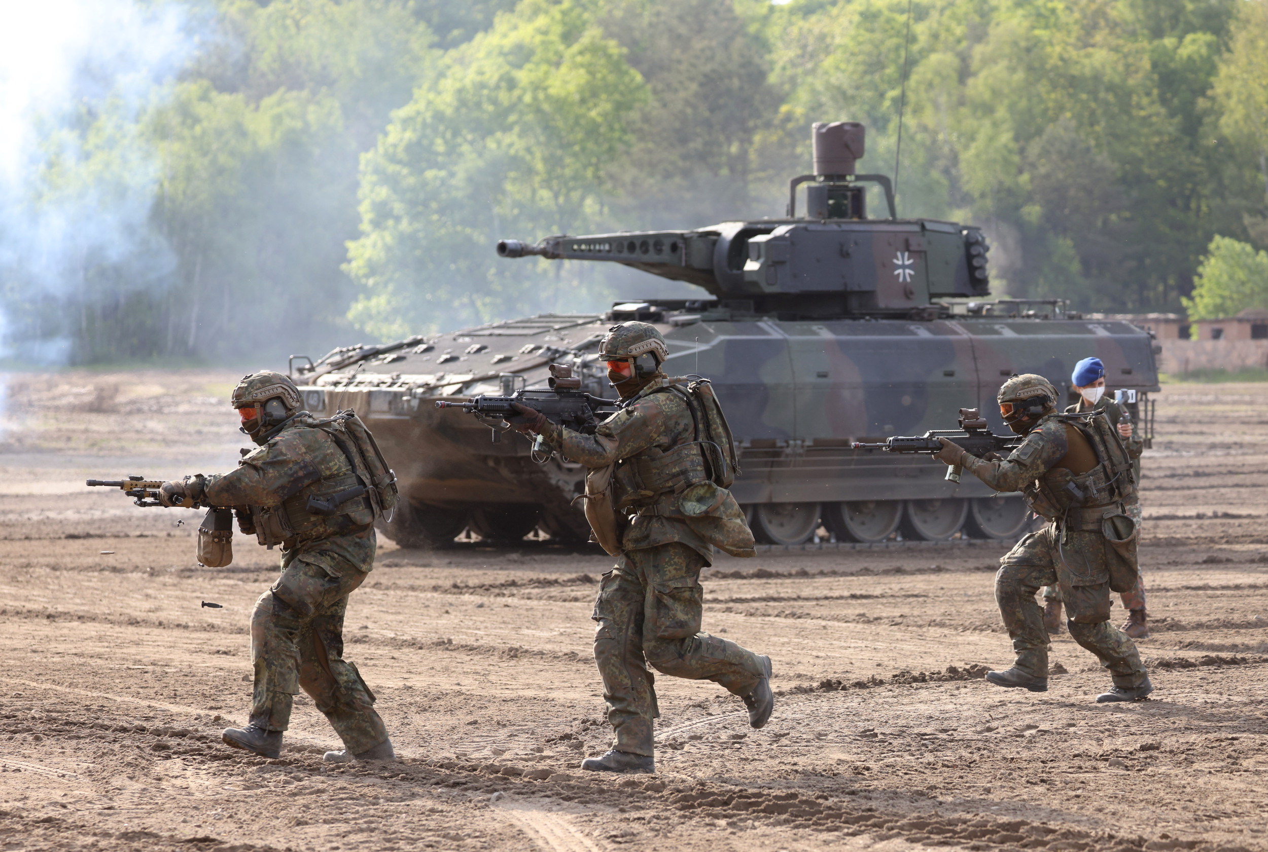"Russia's Threat to NATO: War Plans and Media Comparisons"