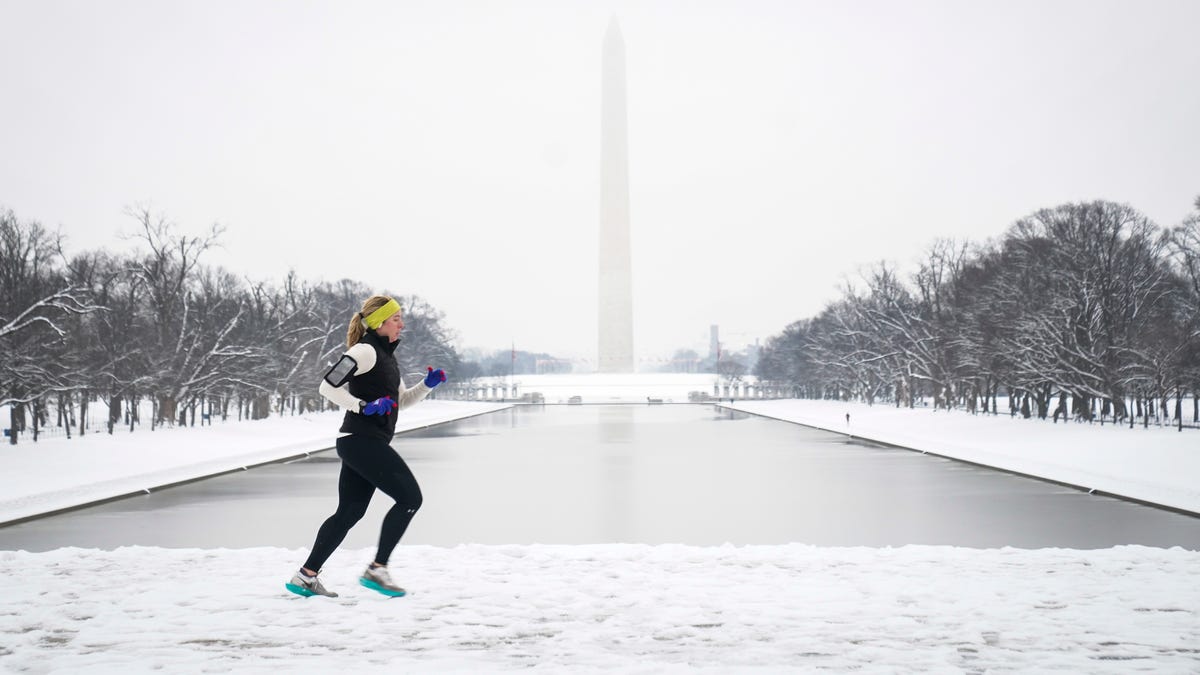 "US Winter Storm Brings Record Snowfall to NYC and Philadelphia"