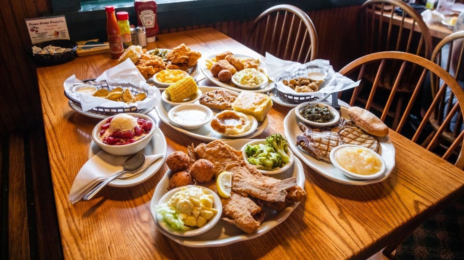 Featured image for Retro 1970s Restaurant with Mason Jar Drinks Still Open Today