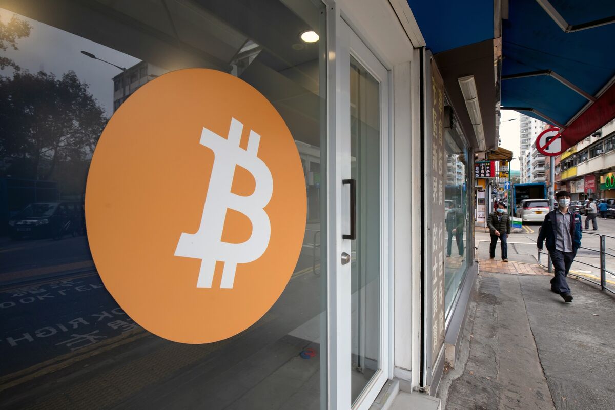 Cryptocurrency Market Turmoil: Bitcoin and Altcoins Plunge Amid Liquidation Frenzy