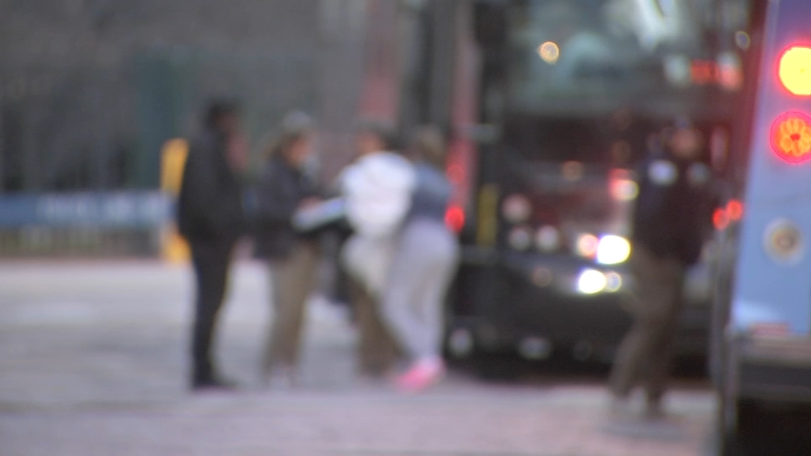 "Chicago Suburbs Tighten Regulations on Unscheduled Migrant Bus Drop-offs"