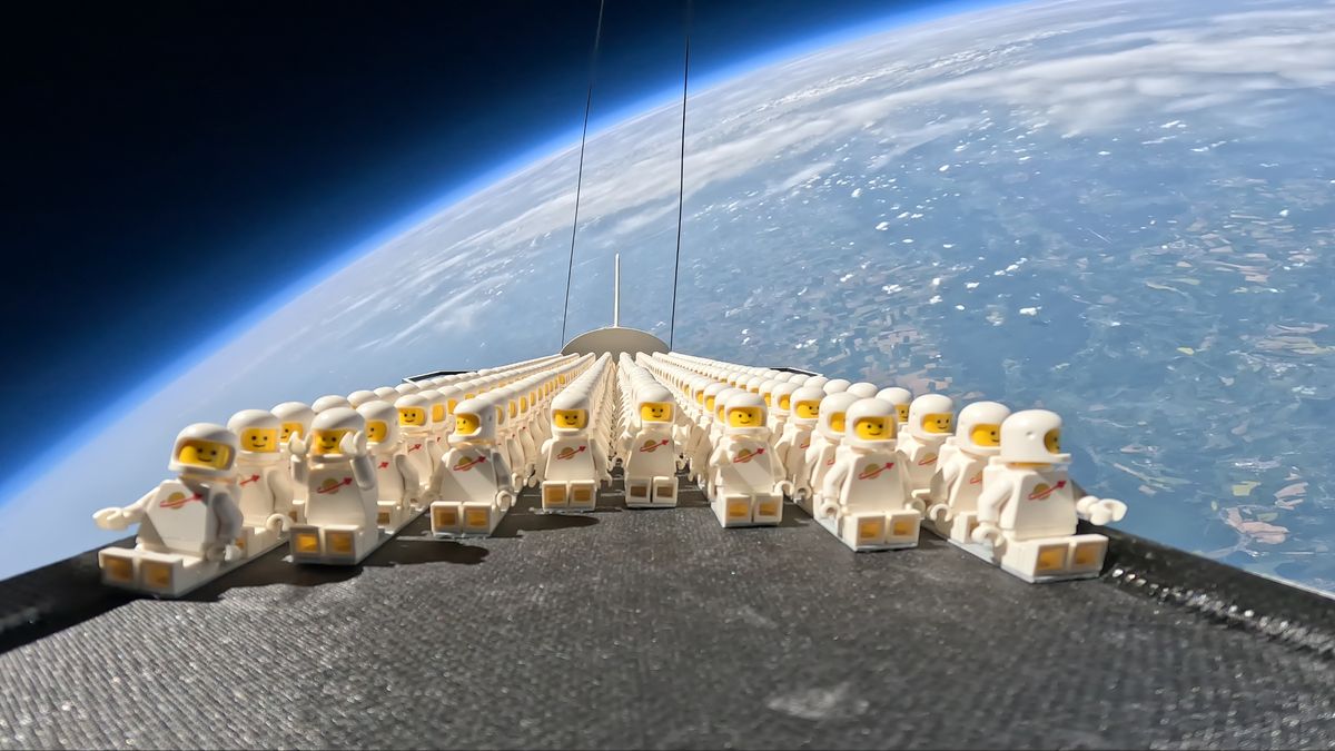 "1000 Lego Astronauts Reach Edge of Space on Mini Shuttle"