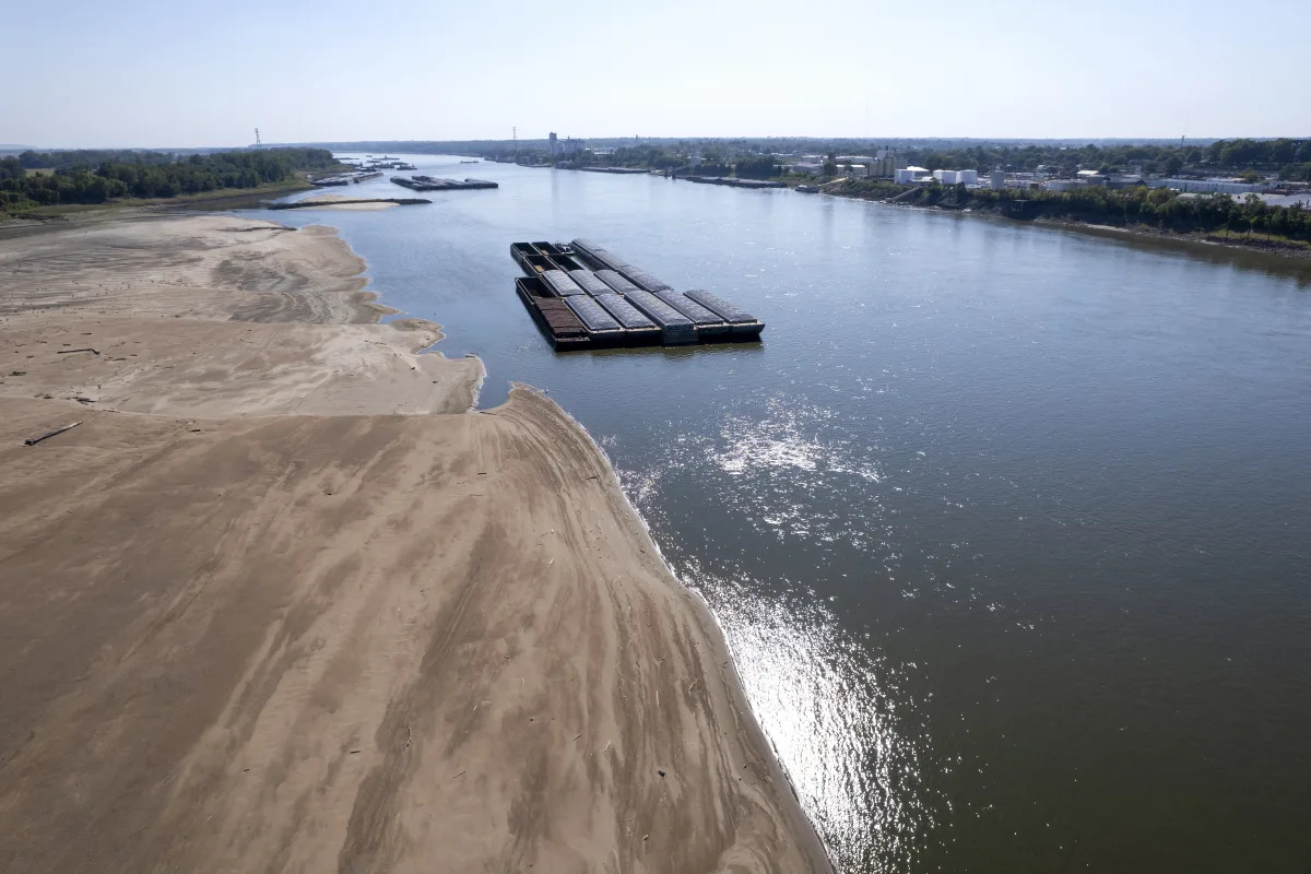 Mississippi River's Low Levels Hinder Farmers' Crop Transportation