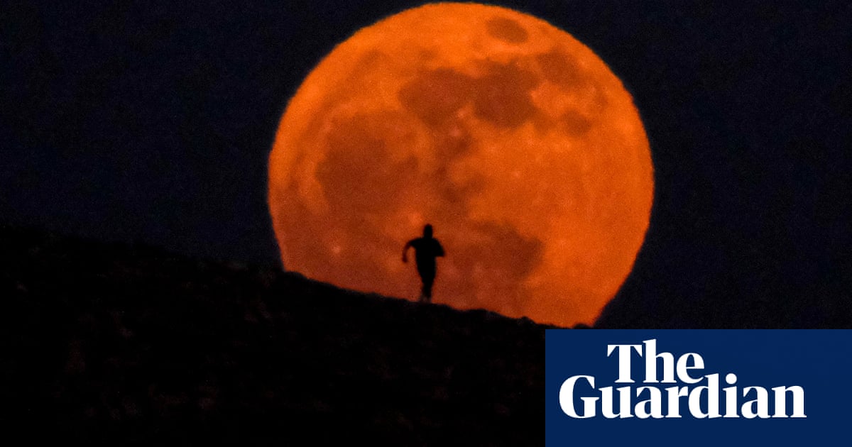 "Spotting the Strawberry Moon: Weekend's Celestial Highlights"