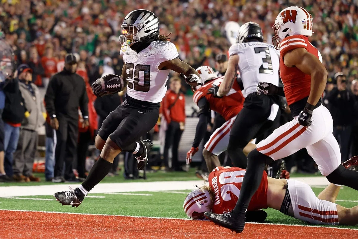 Oregon Ducks Edge Out Wisconsin in Thrilling 16-13 Victory