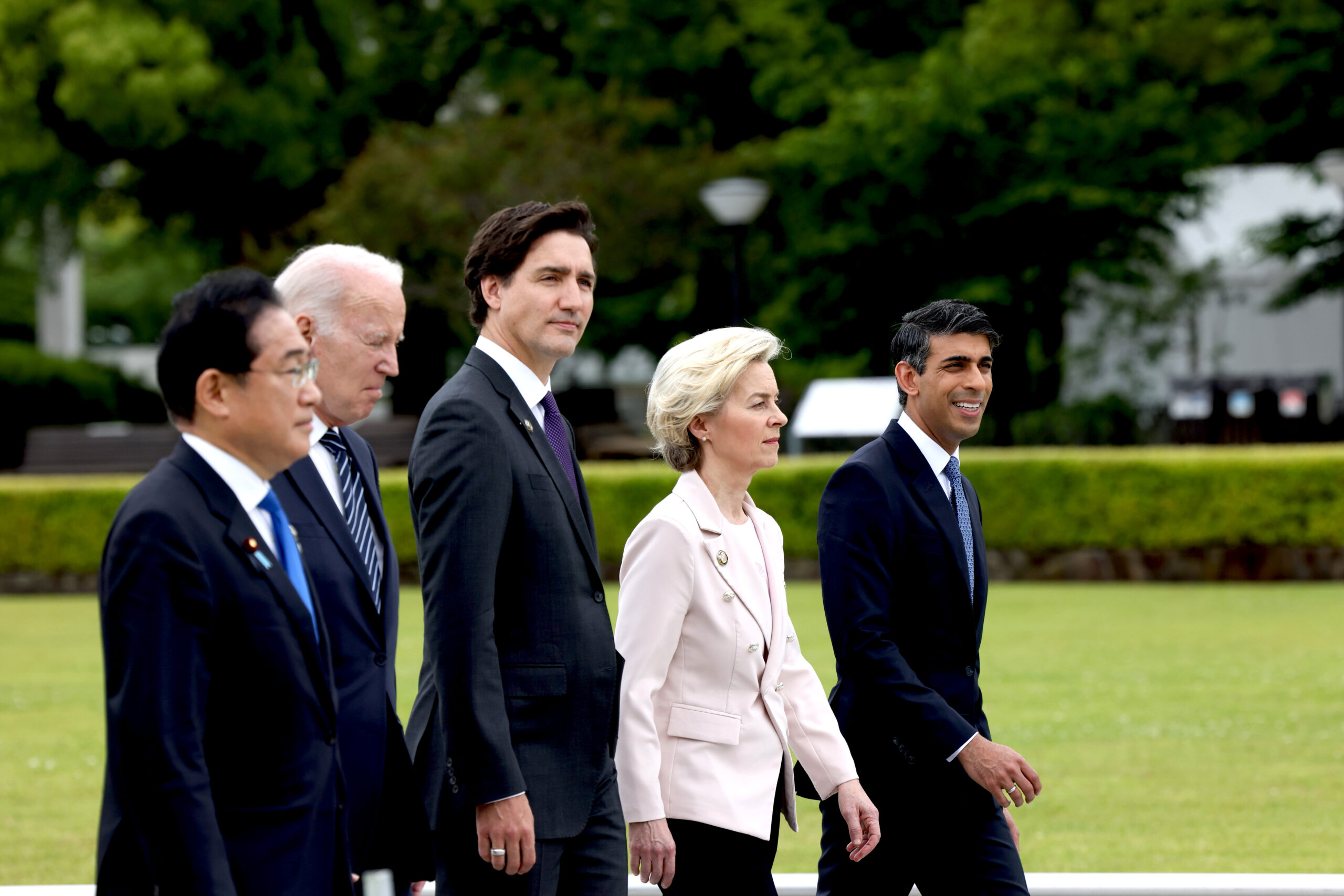 Assessing the Success of Russia's Offensive in Ukraine: G7 Diplomacy vs. Petraeus' Opinion.