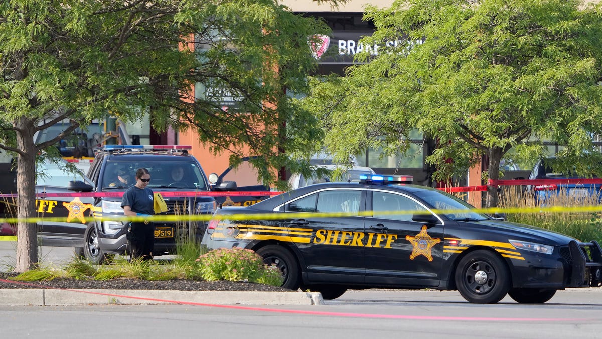 Featured image for "Fatal Shooting at Columbus Shopping Plaza: Suspect Killed, Officer Injured"