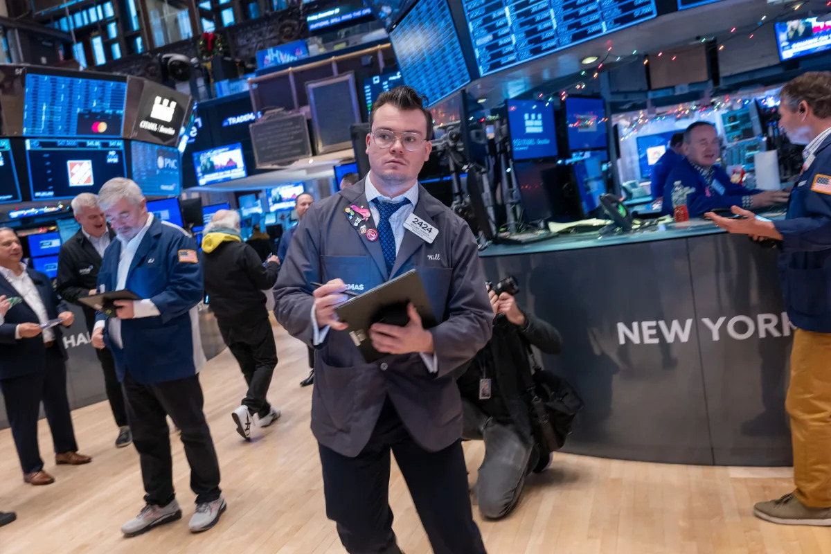 Wall Street Mixed as Dow Gains, Nasdaq Slips Amid Earnings Surge