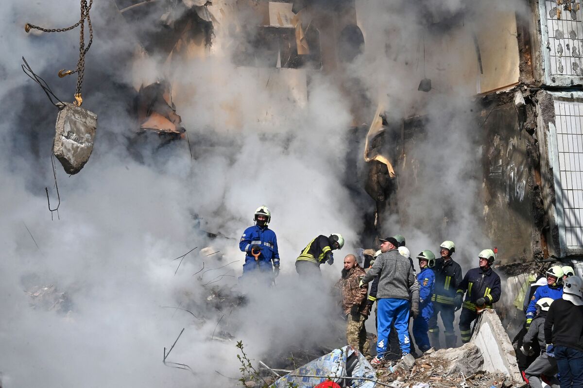 Escalating Violence: Ukraine and Russia Exchange Deadly Attacks