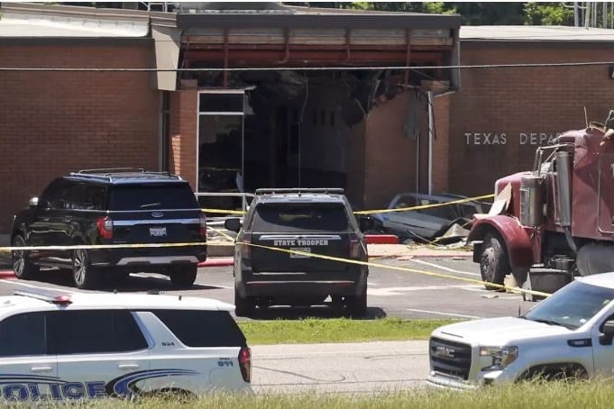 Featured image for Tragic Crash: 1 Dead, 13 Injured as Semi Slams into Texas DPS Office