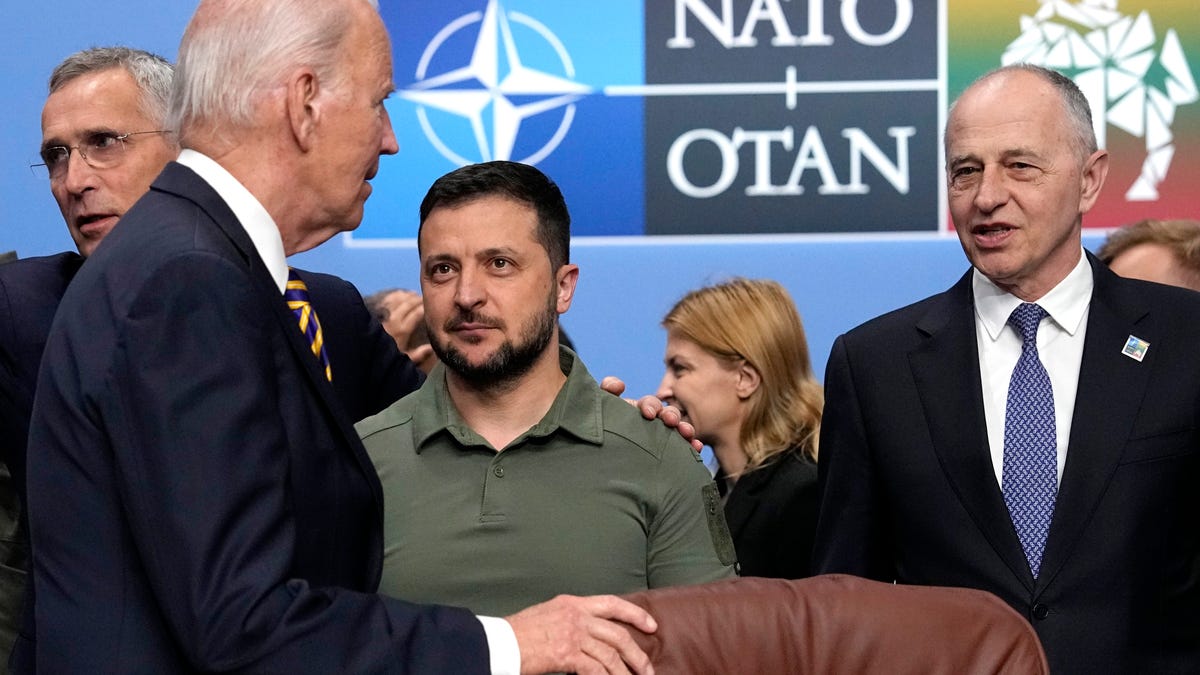 Featured image for Zelenskyy's NATO push and cluster bomb defense dominate Biden meeting