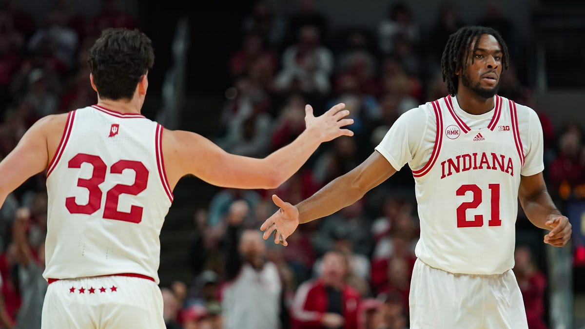 Featured image for Indiana basketball defeats Harvard; Xavier Johnson injured