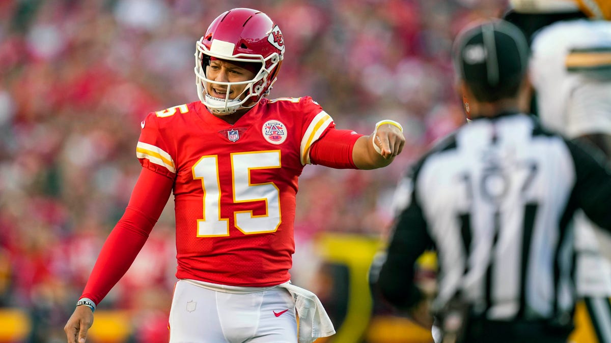"Previewing the 2023 NFL Schedule: Flex Options, Win Projections, and Matchup Predictions"