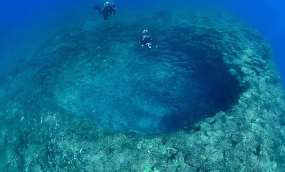 Featured image for New Research Challenges Dinosaur Extinction Theories and Reveals Hidden Oceanic Asteroid Crater