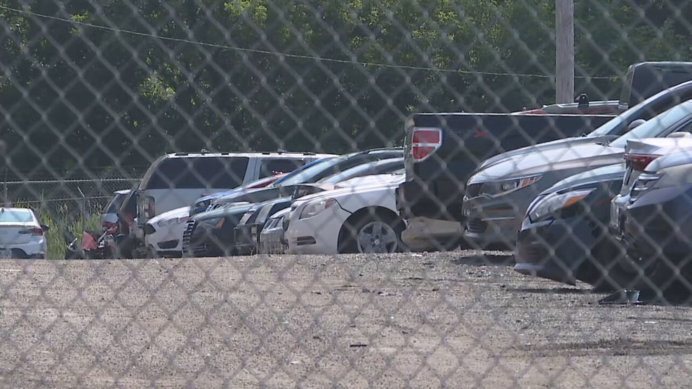 Internet outage at Rochester police impound lot causes car owner chaos.