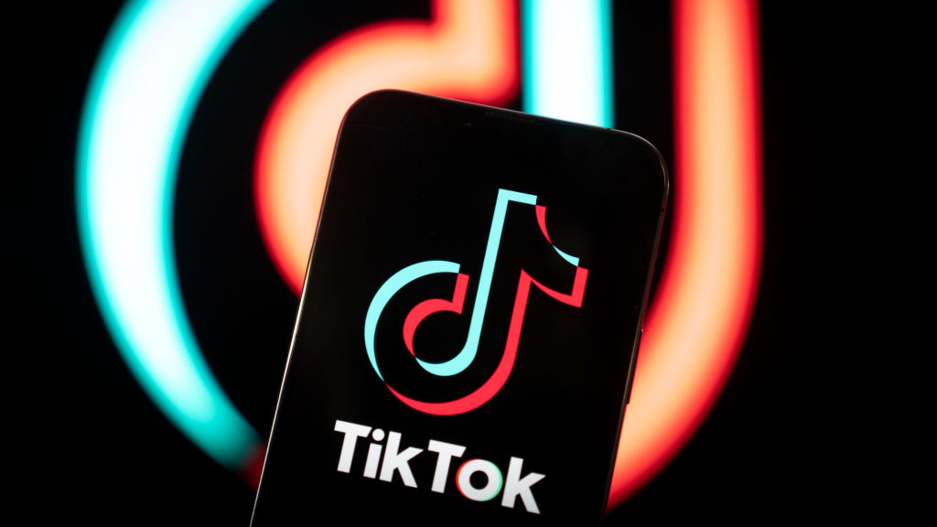 "Biden's Dueling Stance on TikTok: Campaigning with It, But Ready to Ban"