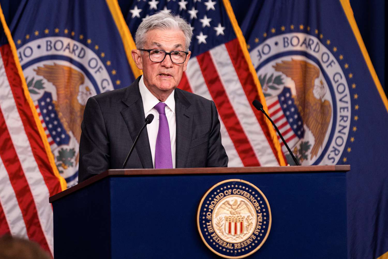 Decoding the Fed: Interest Rate Clues and Wall Street Expectations