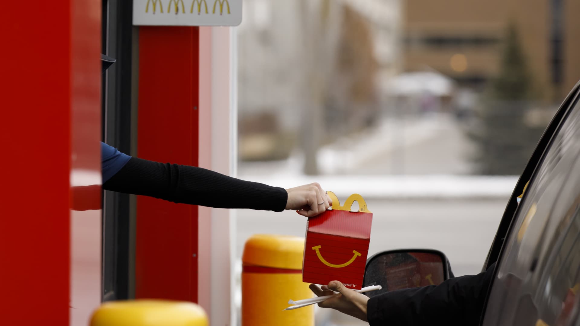 Featured image for "Restaurant Stocks McDonald's and Chipotle Face Potential Pullback Amid Market Rally"