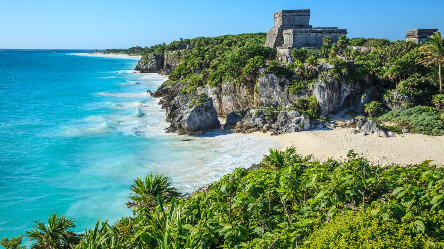 Featured image for American Woman Fatally Shot in Tulum Beach Club Crossfire