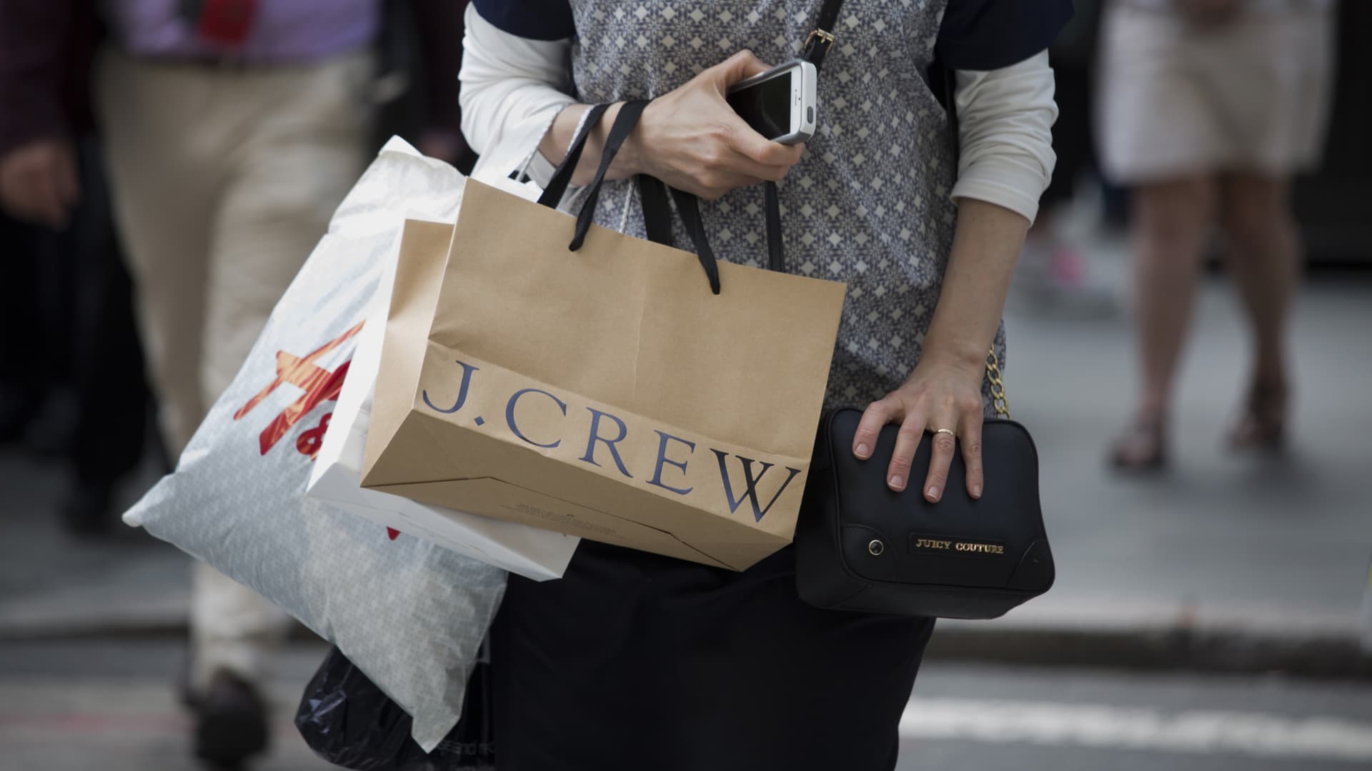 Featured image for Record-High Credit Card Debt: A Burden on Consumers and the Economy