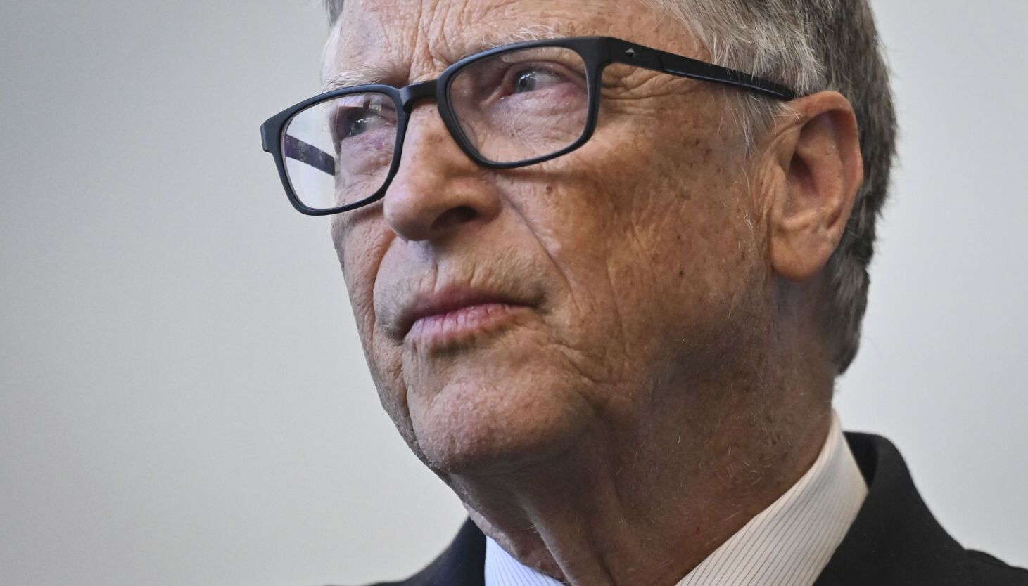 Bill Gates predicts AI's potential to replace search engines and tech giants.