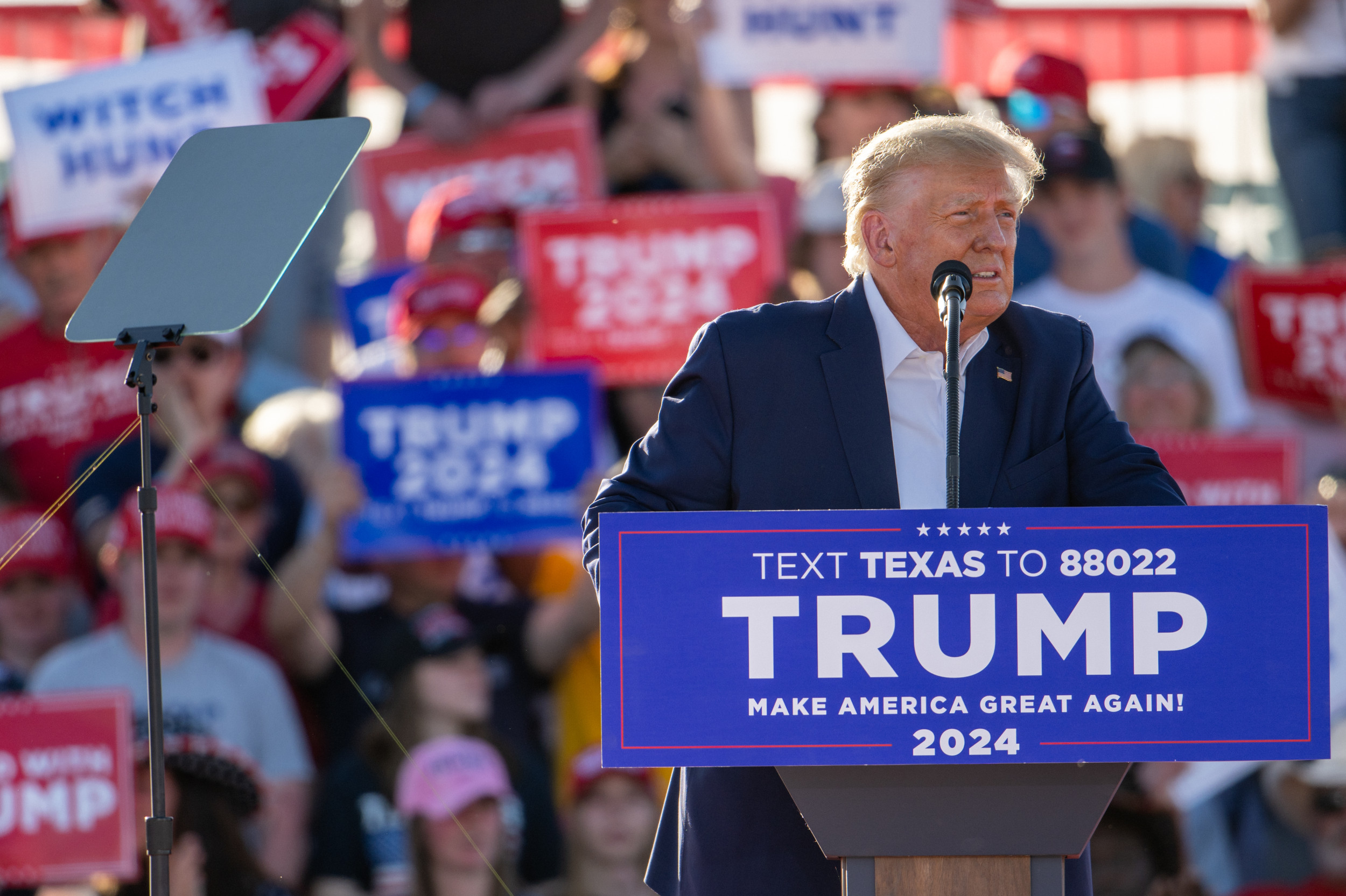 DeSantis Faces Silent Opposition at Trump Rally
