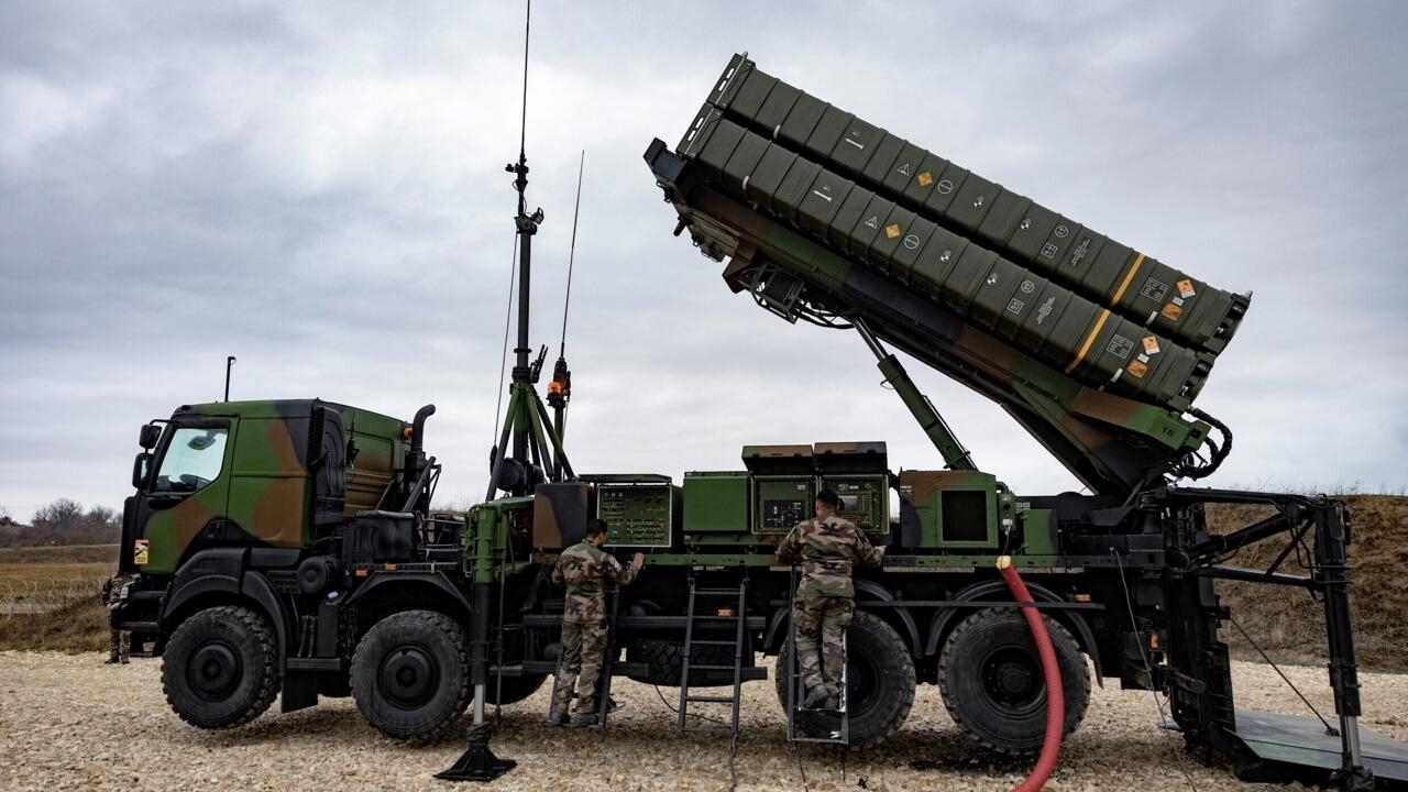 Macron calls for European alternatives to German air defence plan.