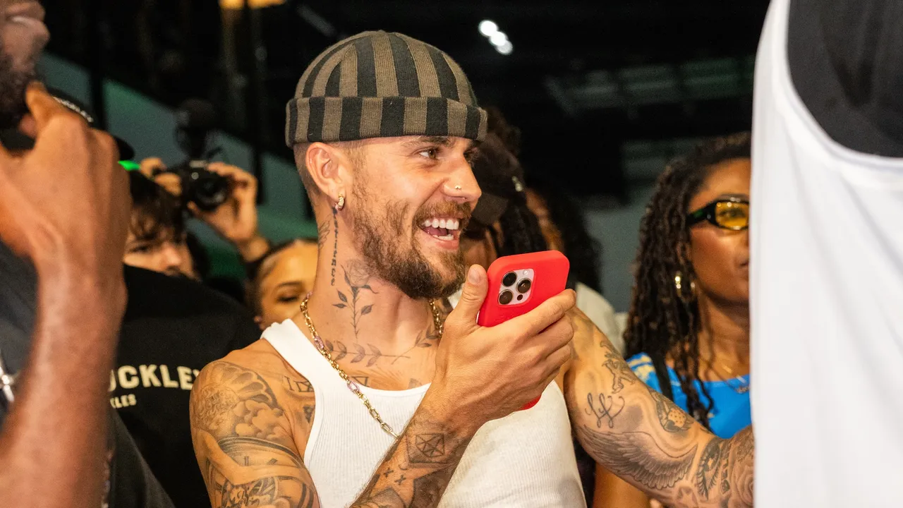 Featured image for Justin Bieber Announces Midnight Release of Surprise Album 'Swag II'