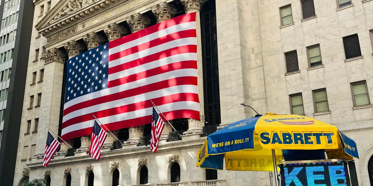 Top Wall Street Experts' Picks for Investing $10,000 Now
