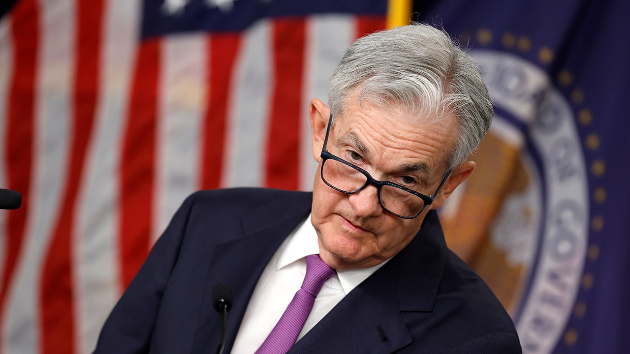 "Navigating Political Waters: The Fed's Powell and the Risk of Partisan Pressures"