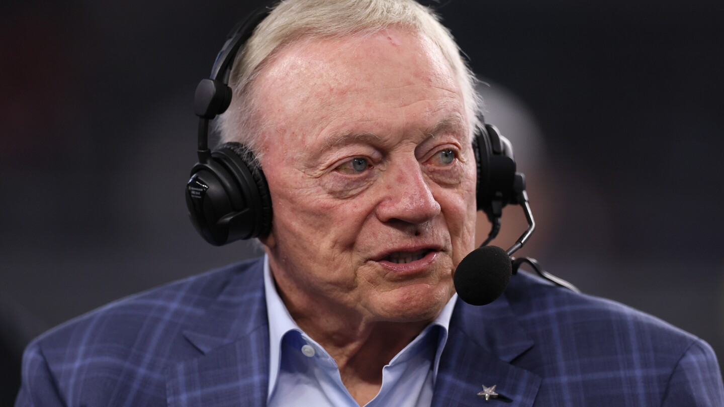 Jerry Jones criticizes Micah Parsons' agent amid contract dispute