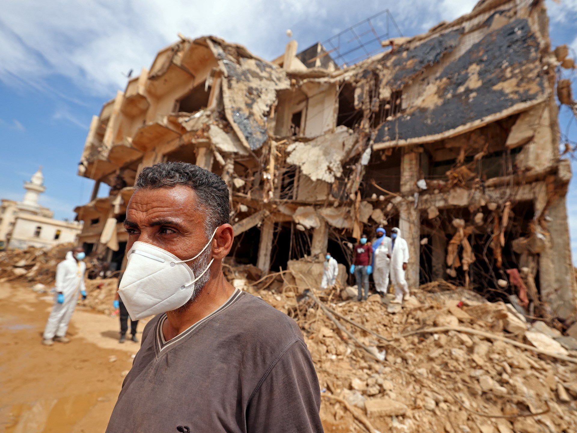 "Conflicting Death Tolls and Greek Aid Workers' Tragic Crash Amidst Libya Floods"