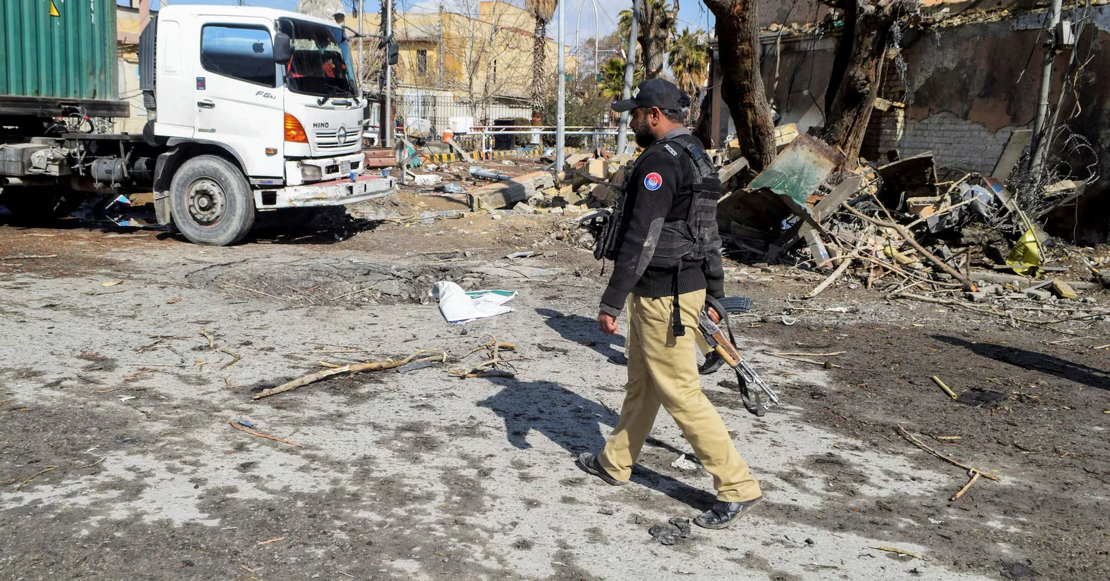 Air power halts desert siege in Pakistan as toll hits 58