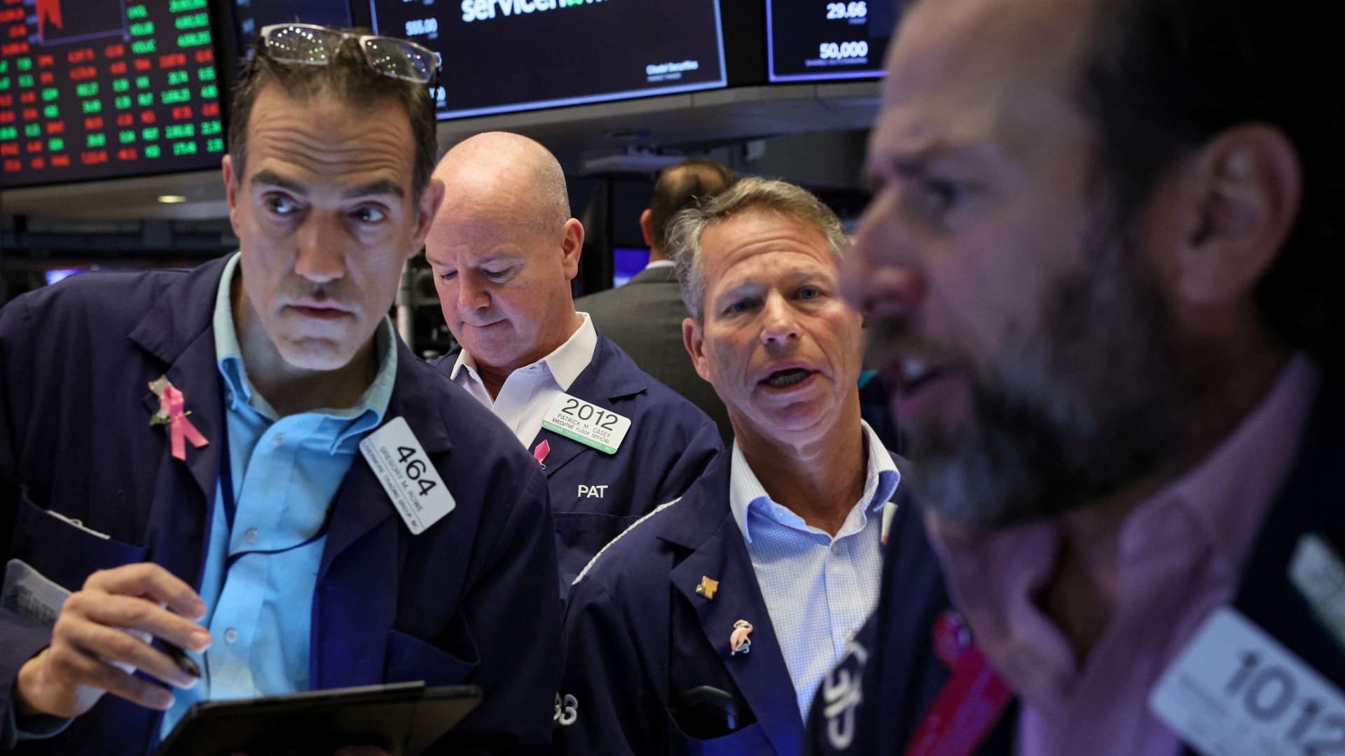 "Stocks Slide, Dow Jumps: Wall Street's Winning Week and Apple's 52-Week High"