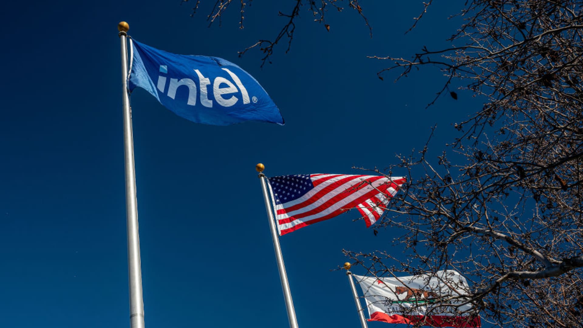 Intel's Strong Earnings and Revenue Guidance Propel Stock to New Heights