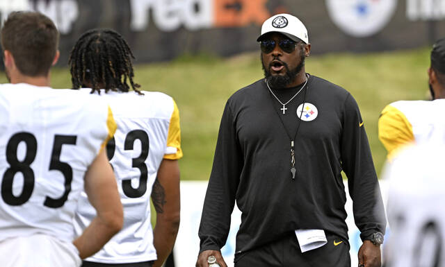 Featured image for "Mike Tomlin and Andy Reid Top AP's NFL Coach Rankings, Mahomes Reigns as Best QB"