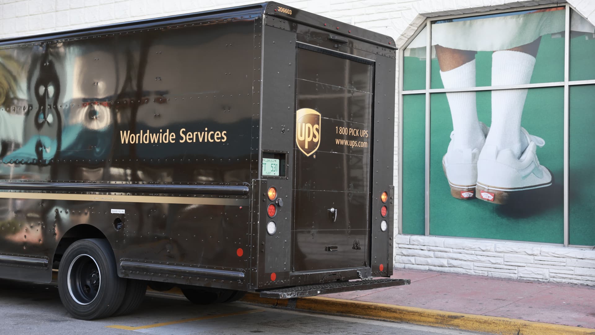 Featured image for UPS Shares Drop Amid Economic Uncertainty and Trade Challenges