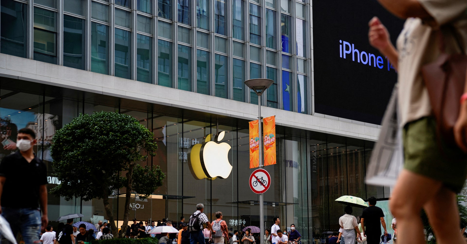 China Orders Apple to Remove Popular Messaging Apps from App Store