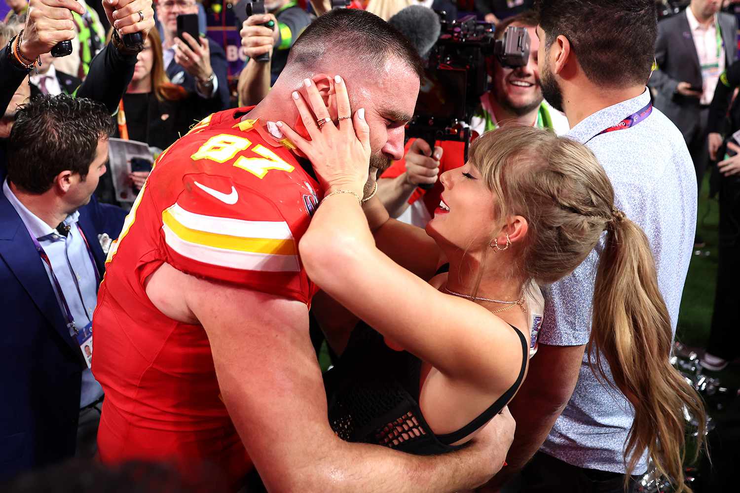 "Taylor Swift Describes Travis Kelce's Serenade as 'Most Romantic' Moment"