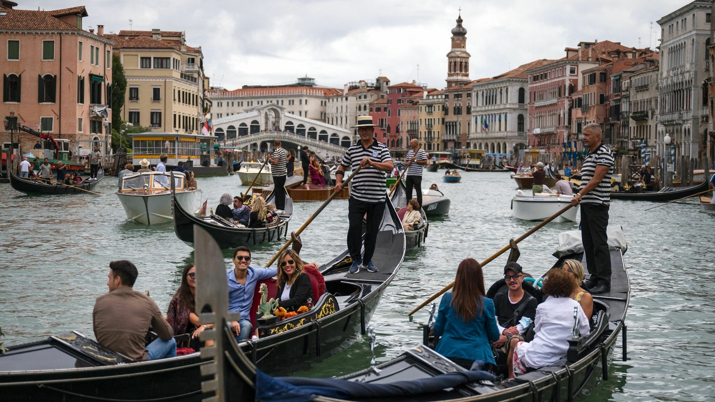 Featured image for "Venice Sets Tourist Group Cap at 25 and Prohibits Loudspeakers to Preserve City"