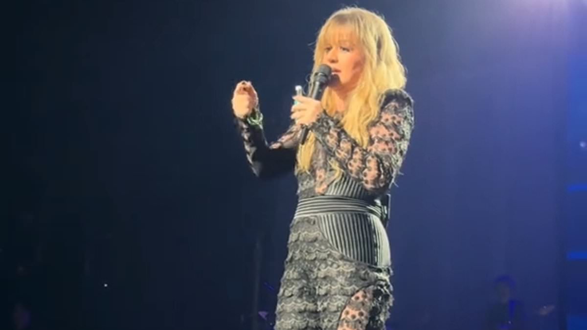 Featured image for Kelly Clarkson Embraces New 'Tight' Wardrobe Following Weight Loss Transformation